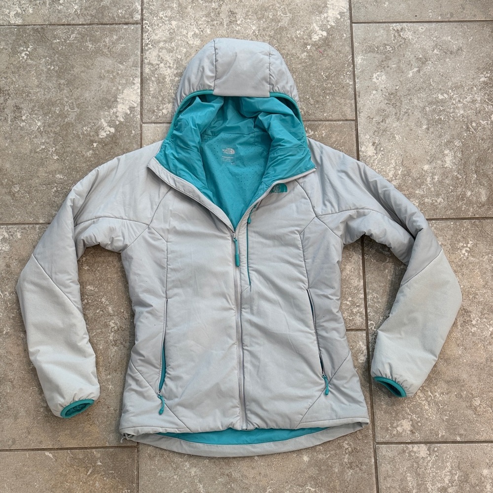 NWOT- The North Face Women's Light Gray Puffer Jacket with Teal Interior Sz Sml